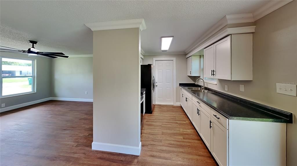 For Sale: $234,900 (2 beds, 1 baths, 1025 Square Feet)