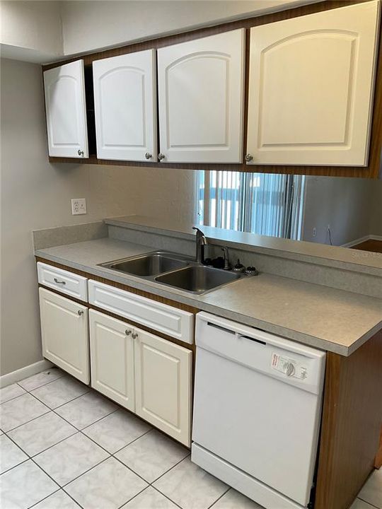 For Rent: $1,300 (2 beds, 2 baths, 874 Square Feet)