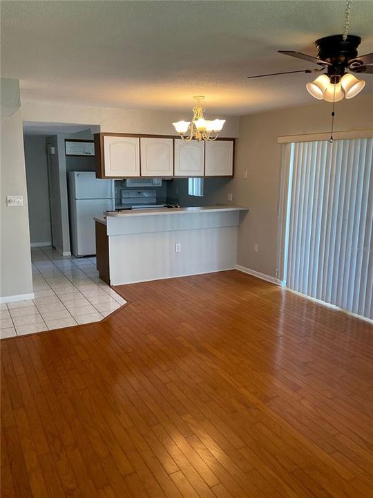 For Rent: $1,300 (2 beds, 2 baths, 874 Square Feet)