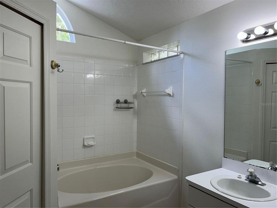В аренду: $2,300 (4 спален, 2 ванн, 1313 Квадратных фут)