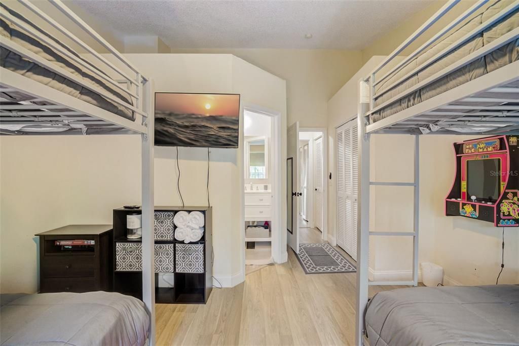 For Sale: $239,500 (2 beds, 2 baths, 1170 Square Feet)