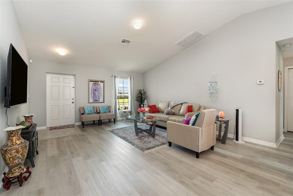 For Sale: $334,900 (3 beds, 2 baths, 1286 Square Feet)