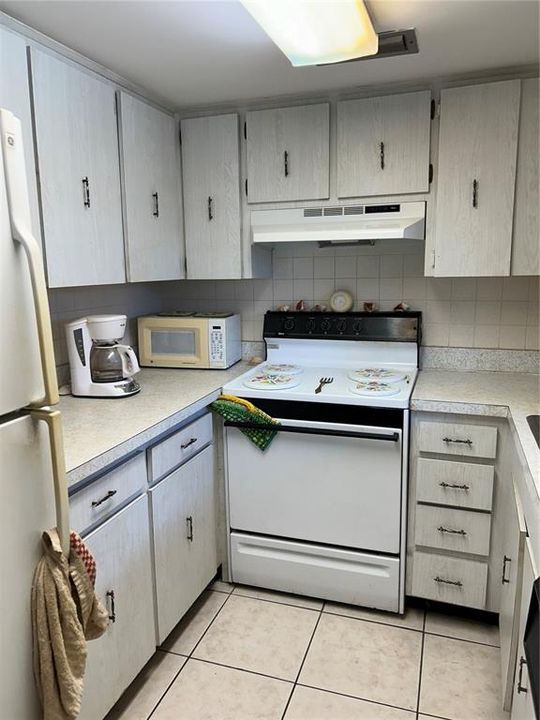 For Sale: $75,000 (1 beds, 1 baths, 816 Square Feet)
