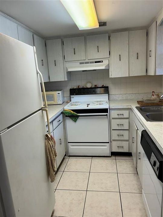 For Sale: $75,000 (1 beds, 1 baths, 816 Square Feet)