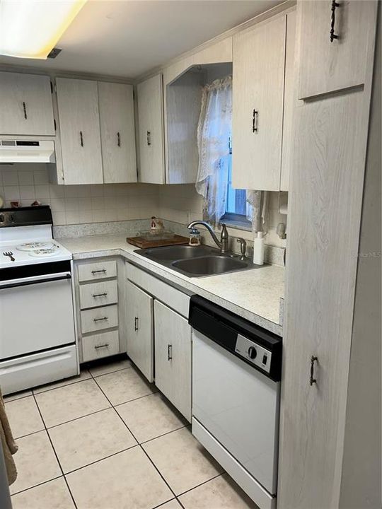 For Sale: $75,000 (1 beds, 1 baths, 816 Square Feet)