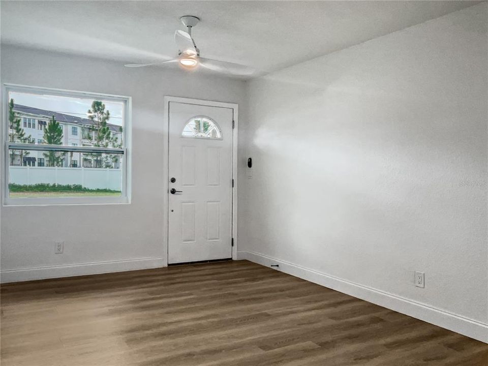 For Sale: $290,000 (3 beds, 1 baths, 864 Square Feet)