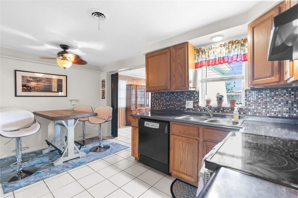 For Sale: $220,000 (2 beds, 1 baths, 1024 Square Feet)