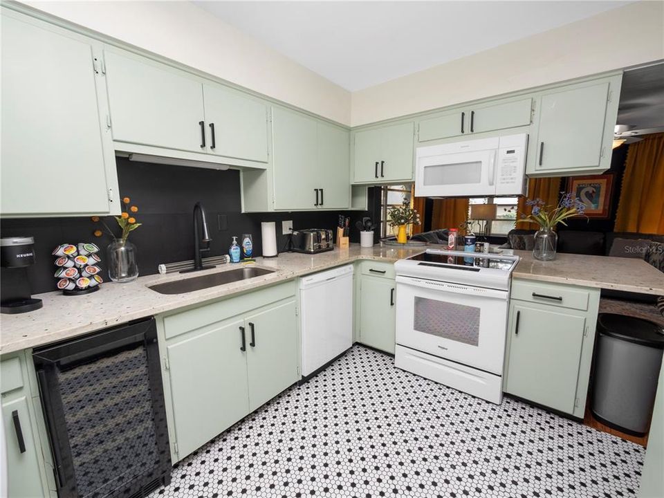 For Sale: $379,900 (2 beds, 2 baths, 1256 Square Feet)