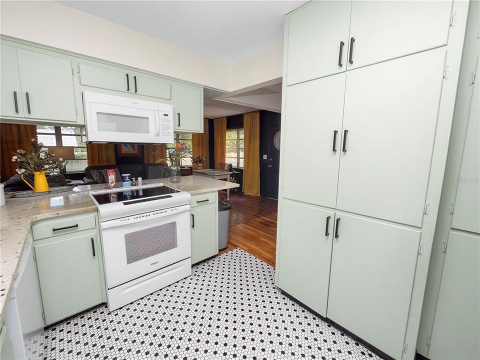 For Sale: $379,900 (2 beds, 2 baths, 1256 Square Feet)