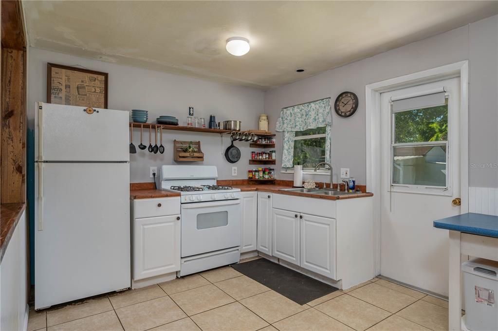 Active With Contract: $209,900 (4 beds, 1 baths, 1596 Square Feet)