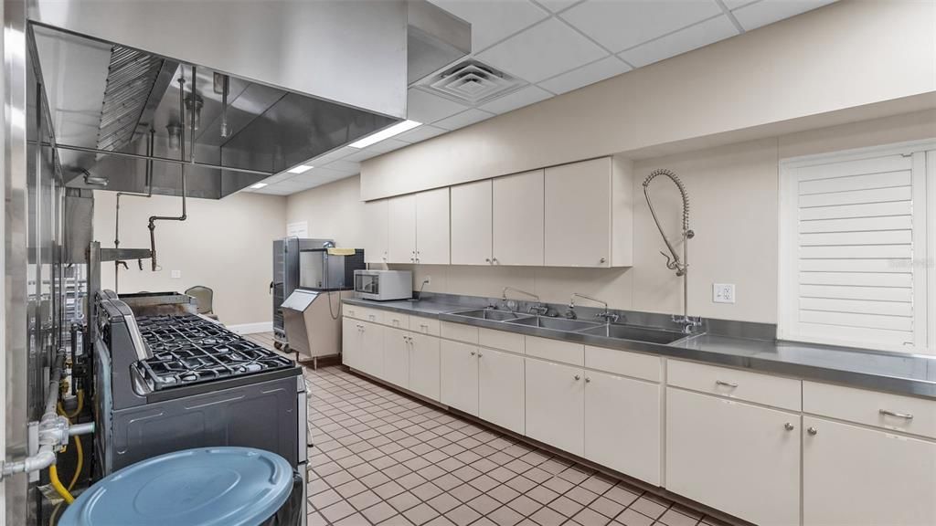 Clubhouse - Fully equipped commercial size kitchen