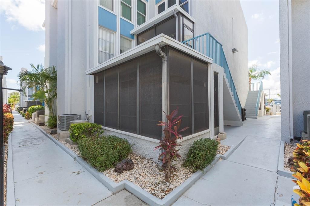 For Sale: $535,000 (2 beds, 2 baths, 1090 Square Feet)