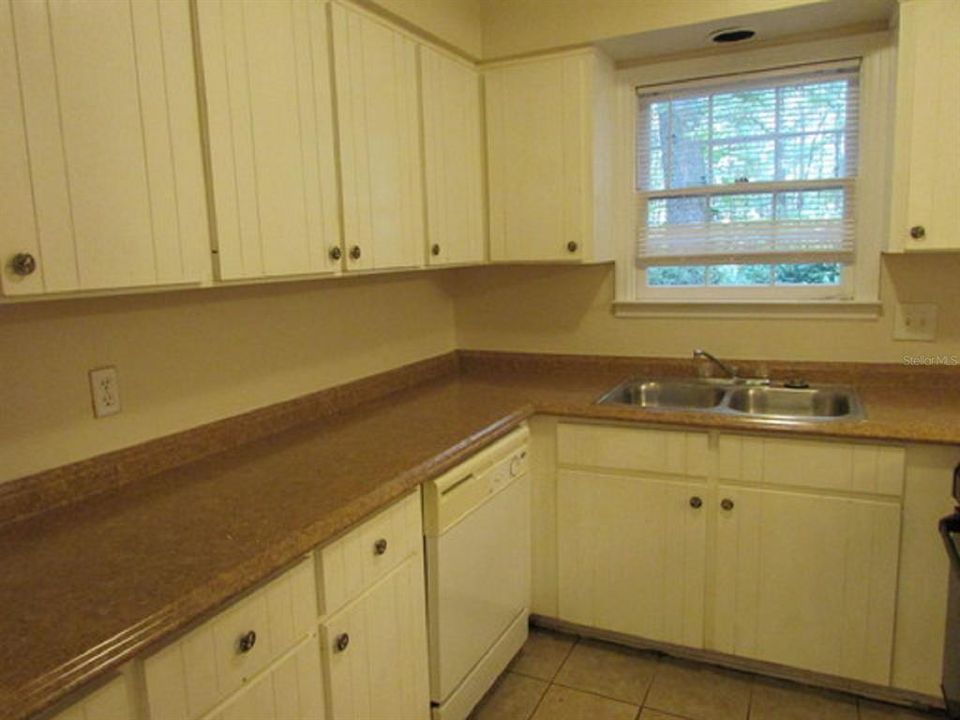 For Rent: $1,875 (3 beds, 2 baths, 1137 Square Feet)