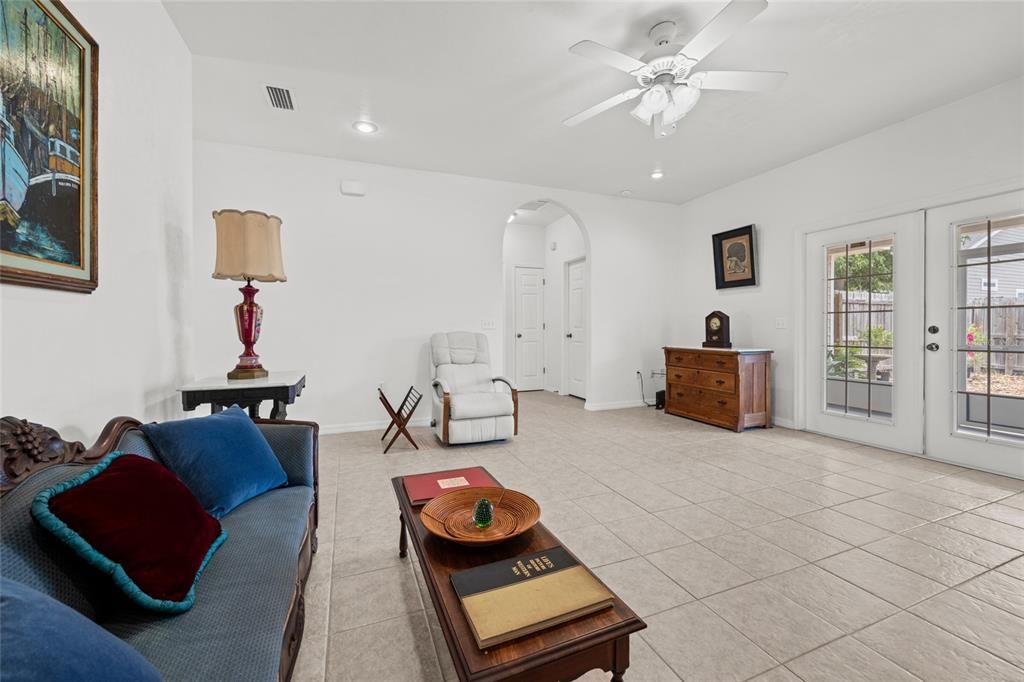 For Sale: $260,000 (2 beds, 2 baths, 1202 Square Feet)