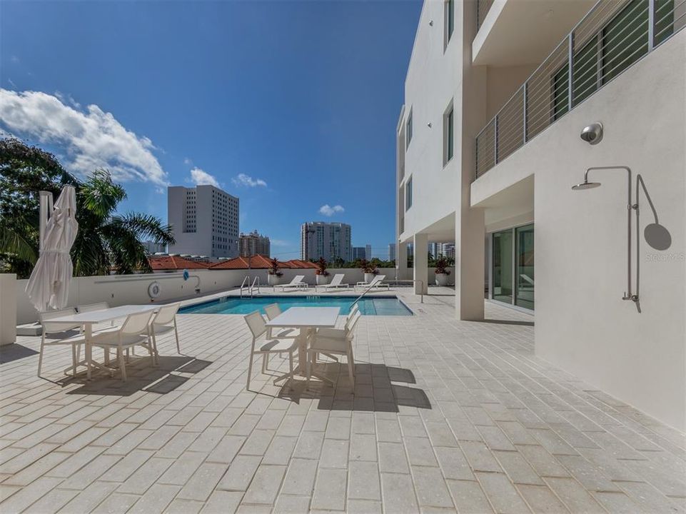 For Sale: $1,126,999 (1 beds, 1 baths, 992 Square Feet)