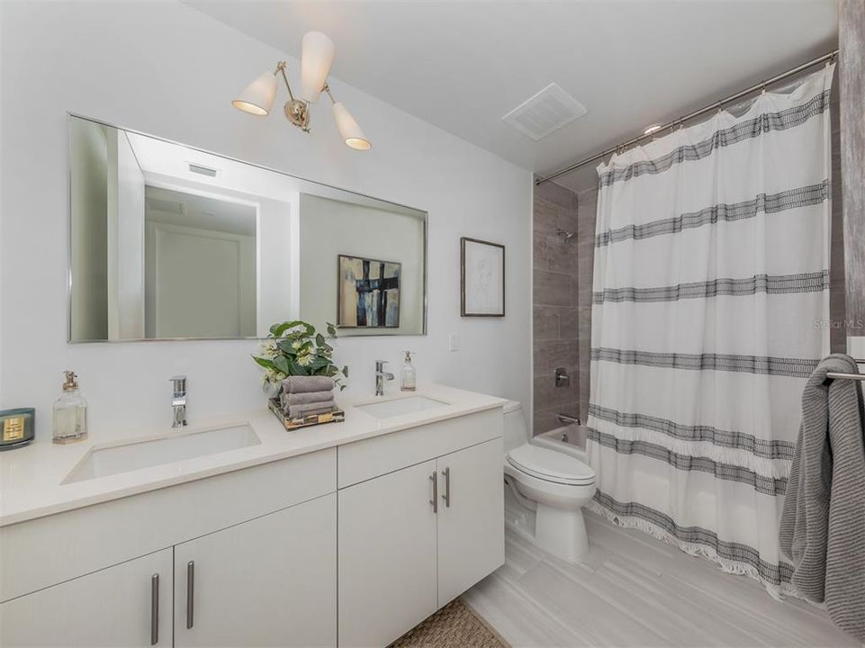 For Sale: $1,126,999 (1 beds, 1 baths, 992 Square Feet)