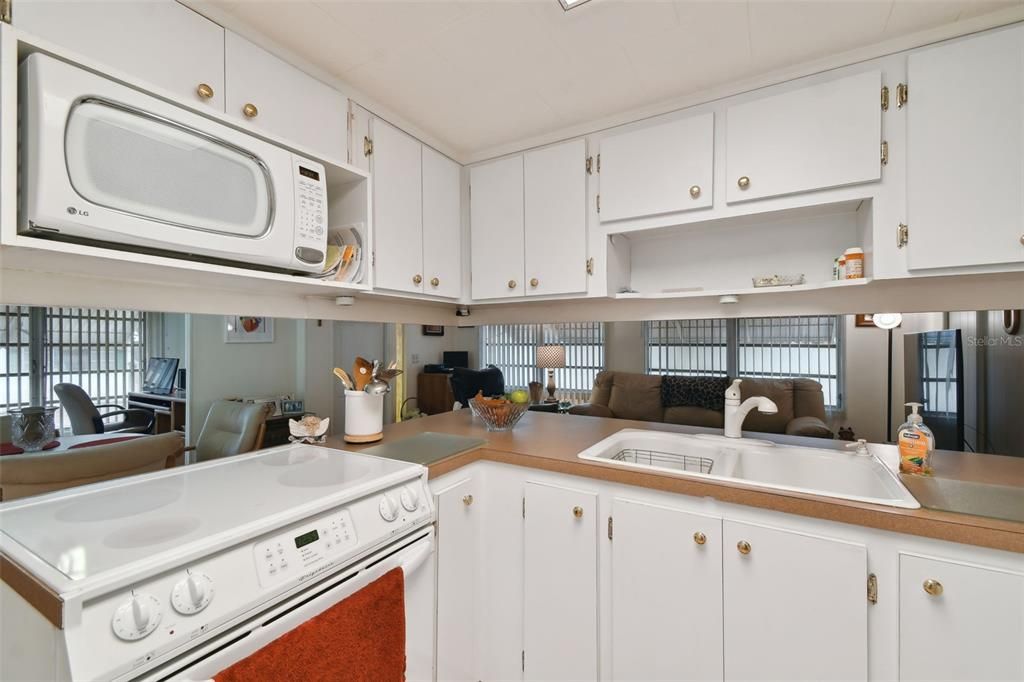 For Sale: $149,990 (2 beds, 1 baths, 736 Square Feet)