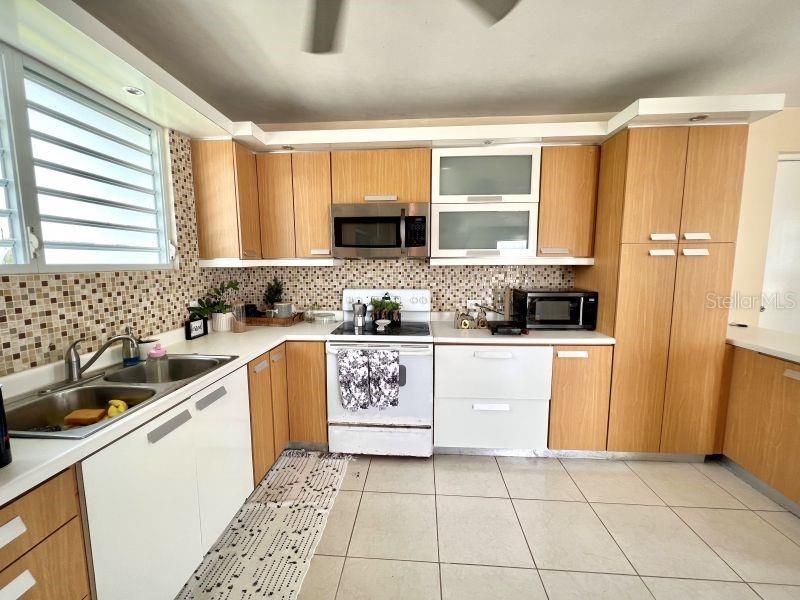 Activo con contrato: $260,000 (6 camas, 5 baños, 2568 Pies cuadrados)