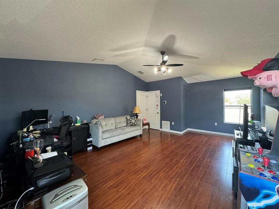 For Rent: $2,459 (3 beds, 2 baths, 2348 Square Feet)