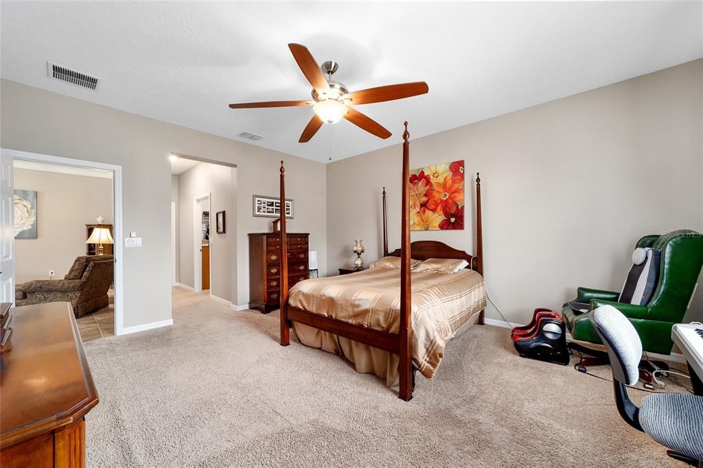 For Sale: $349,900 (2 beds, 2 baths, 1940 Square Feet)