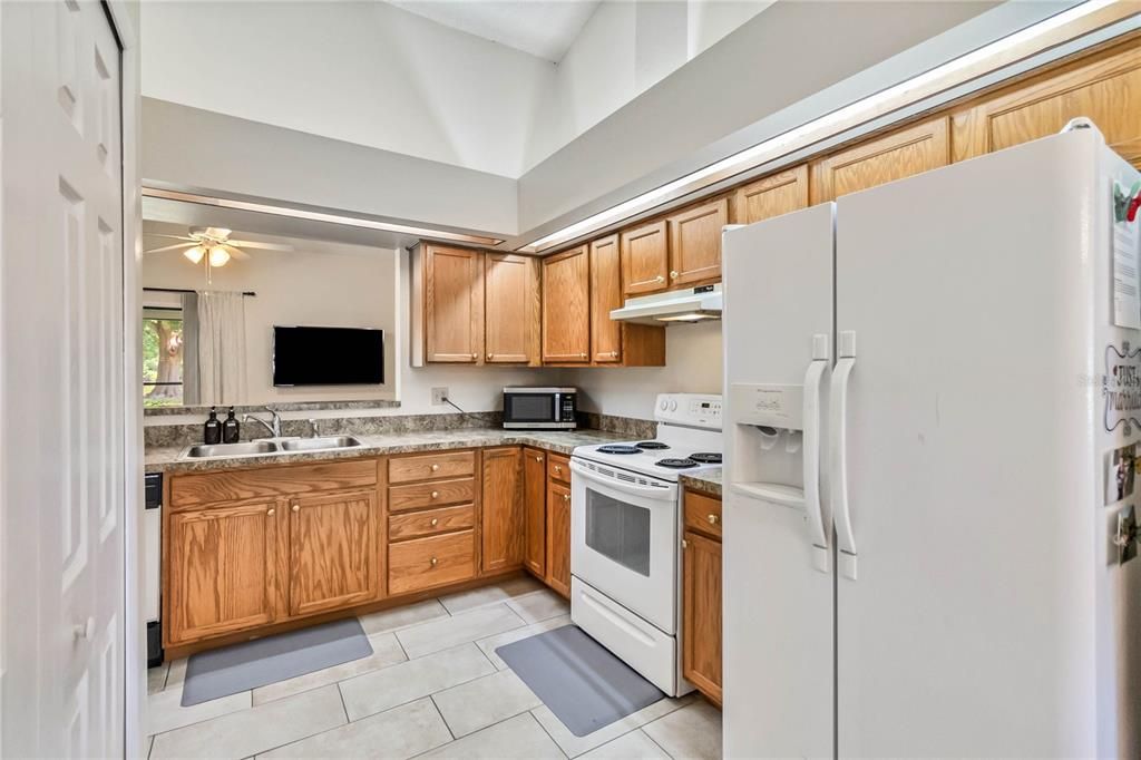 For Sale: $279,900 (2 beds, 2 baths, 1156 Square Feet)