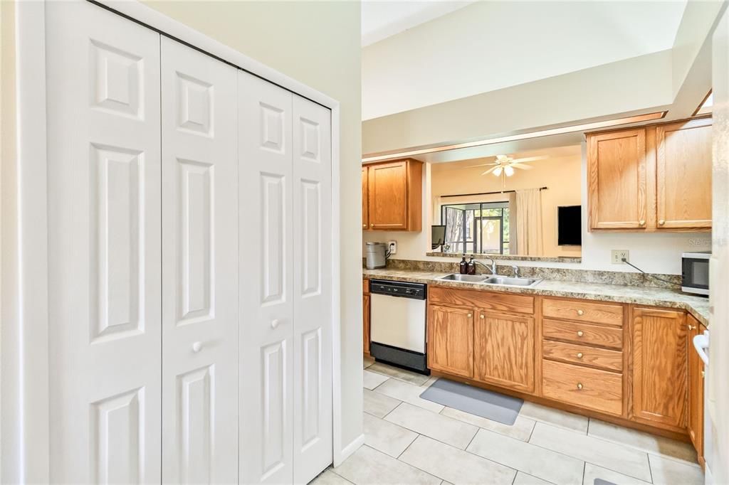 For Sale: $279,900 (2 beds, 2 baths, 1156 Square Feet)