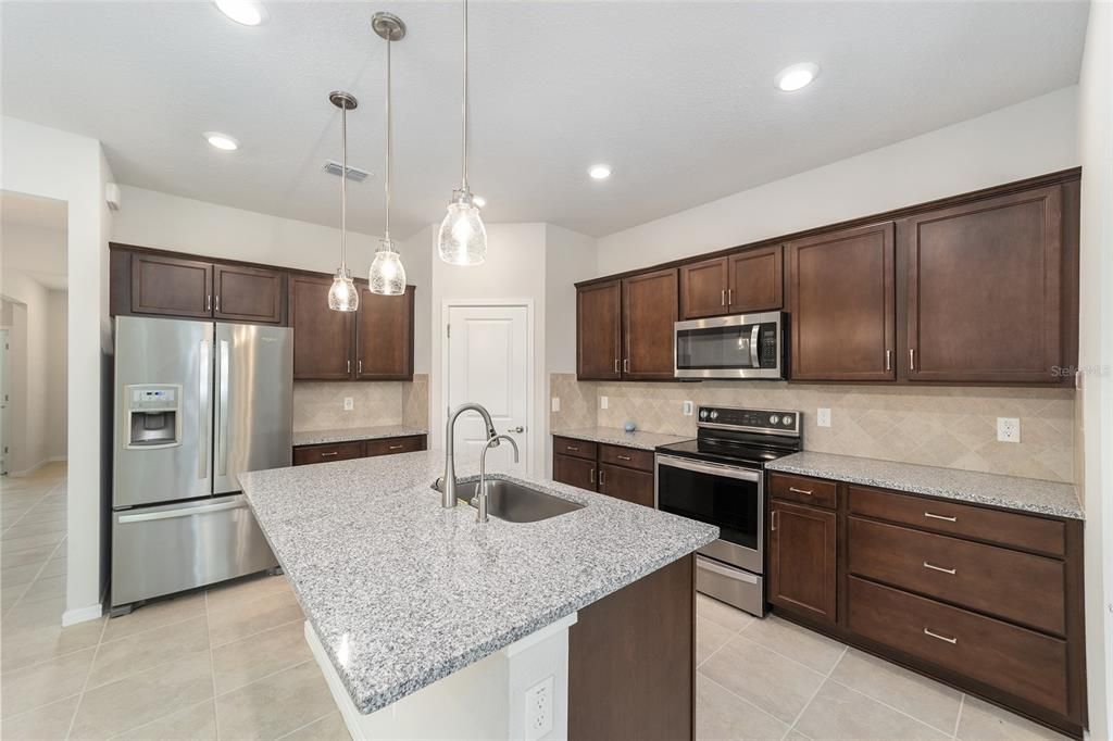 For Sale: $335,000 (3 beds, 2 baths, 1662 Square Feet)