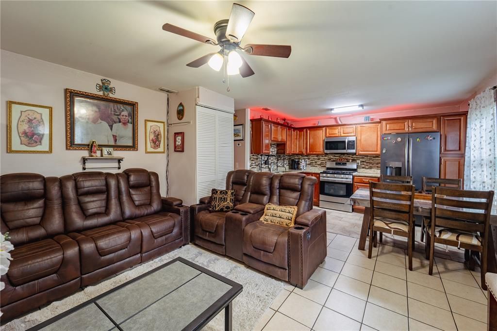 For Sale: $299,900 (3 beds, 2 baths, 1292 Square Feet)