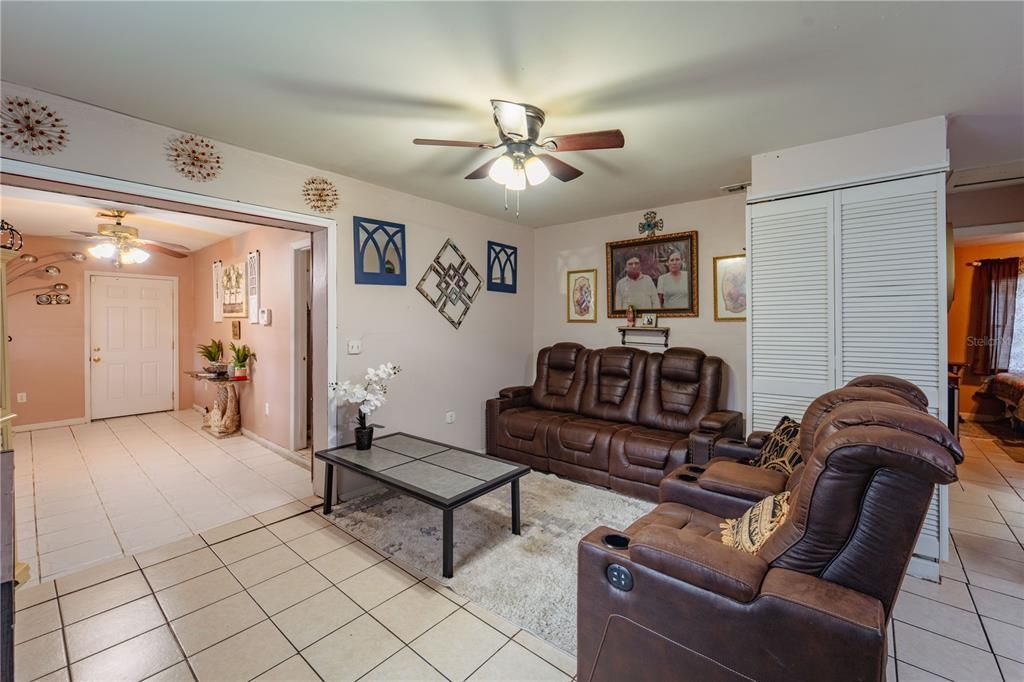 For Sale: $299,900 (3 beds, 2 baths, 1292 Square Feet)