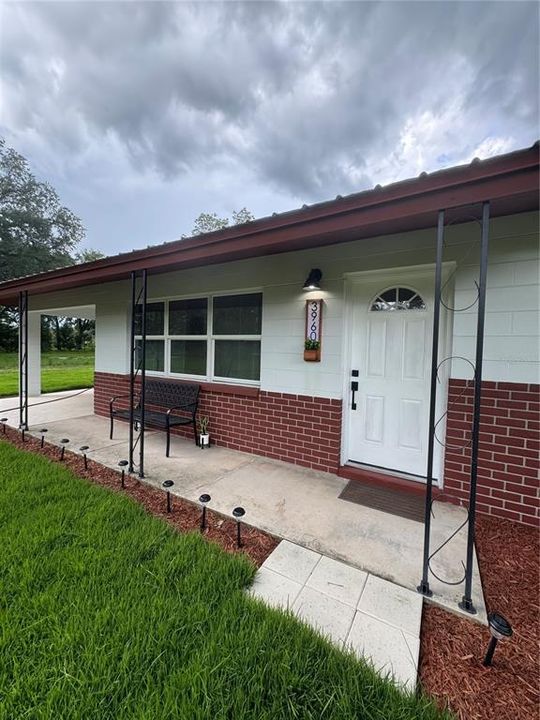 Recently Sold: $360,000 (3 beds, 2 baths, 1352 Square Feet)