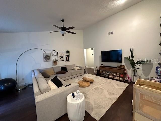 Recently Sold: $500,000 (3 beds, 2 baths, 2212 Square Feet)