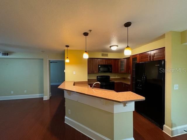 For Sale: $199,000 (2 beds, 2 baths, 890 Square Feet)