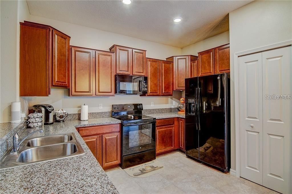 Kitchen Ares with wood cabinets