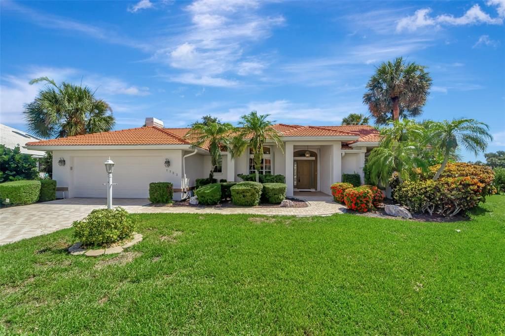 For Sale: $587,000 (3 beds, 2 baths, 2389 Square Feet)