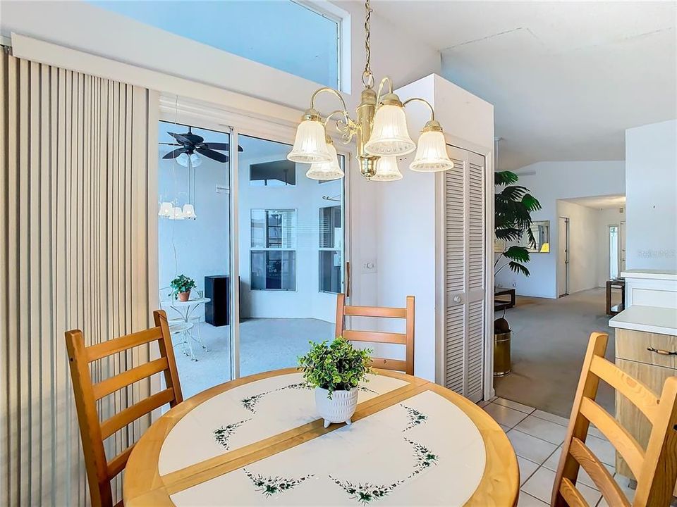 Breakfast nook, view toward lanai