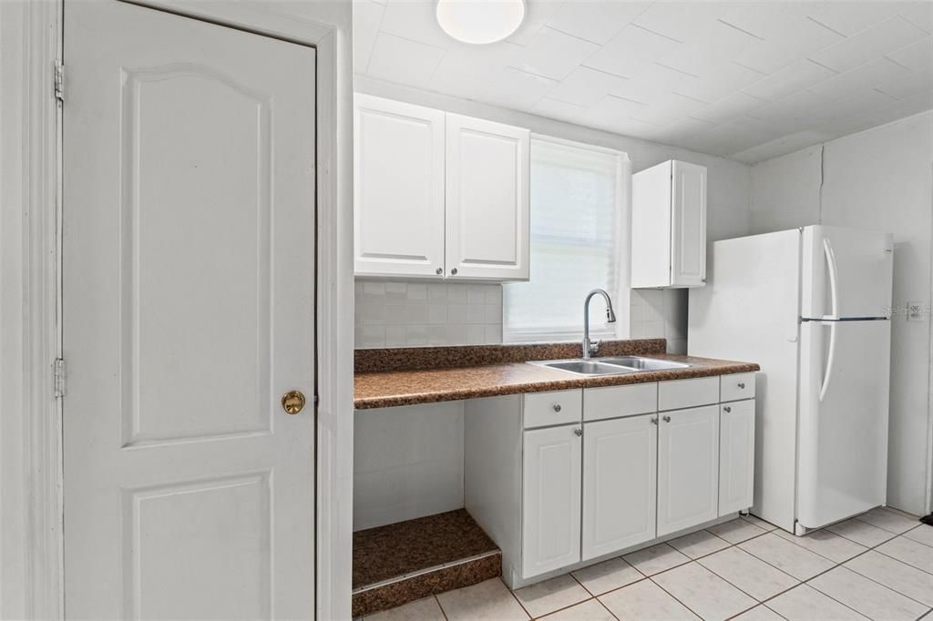 Active With Contract: $185,000 (3 beds, 1 baths, 846 Square Feet)