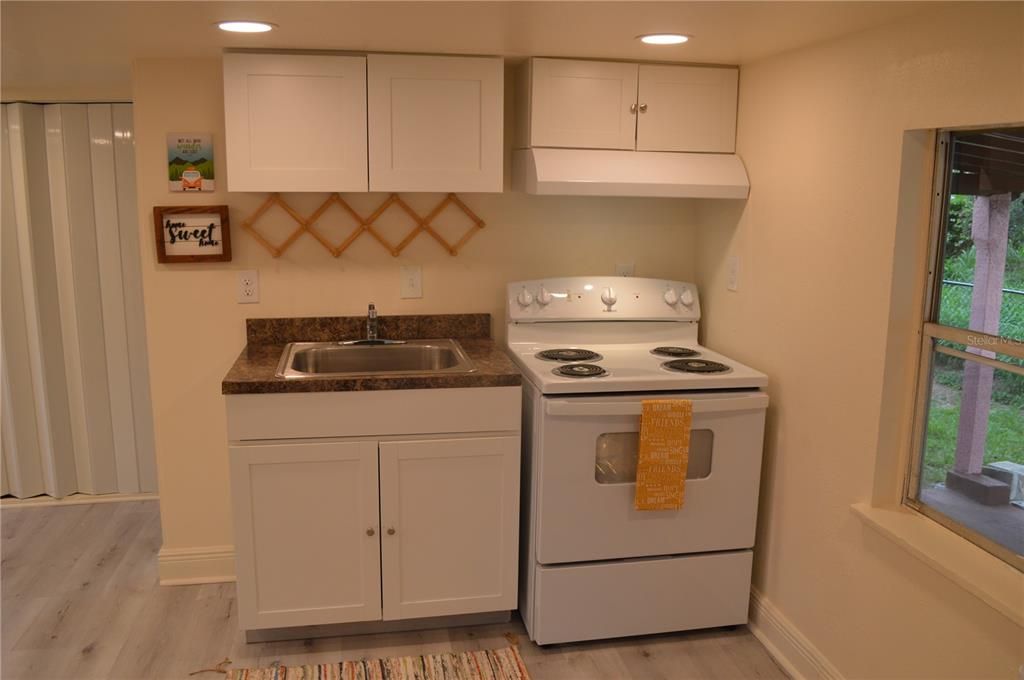 For Sale: $195,000 (1 beds, 1 baths, 384 Square Feet)