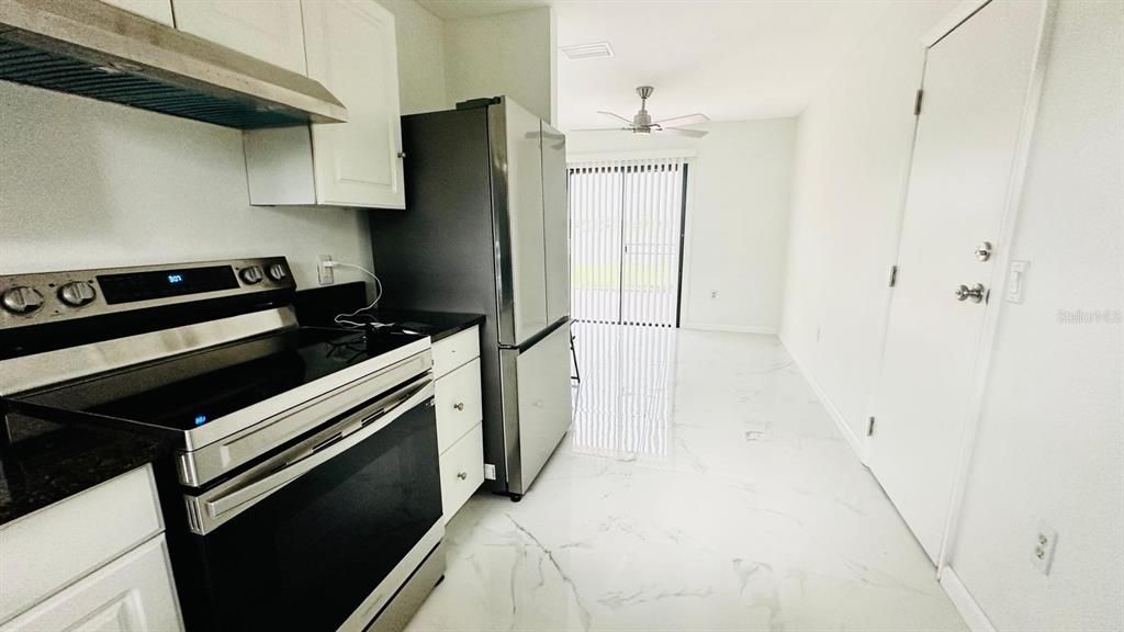 For Sale: $299,000 (2 beds, 1 baths, 904 Square Feet)