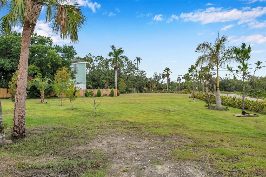 На продажу: $750,000 (1.43 acres)