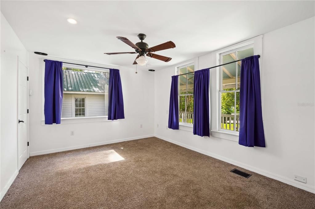 MAIN FLOOR Laundry room