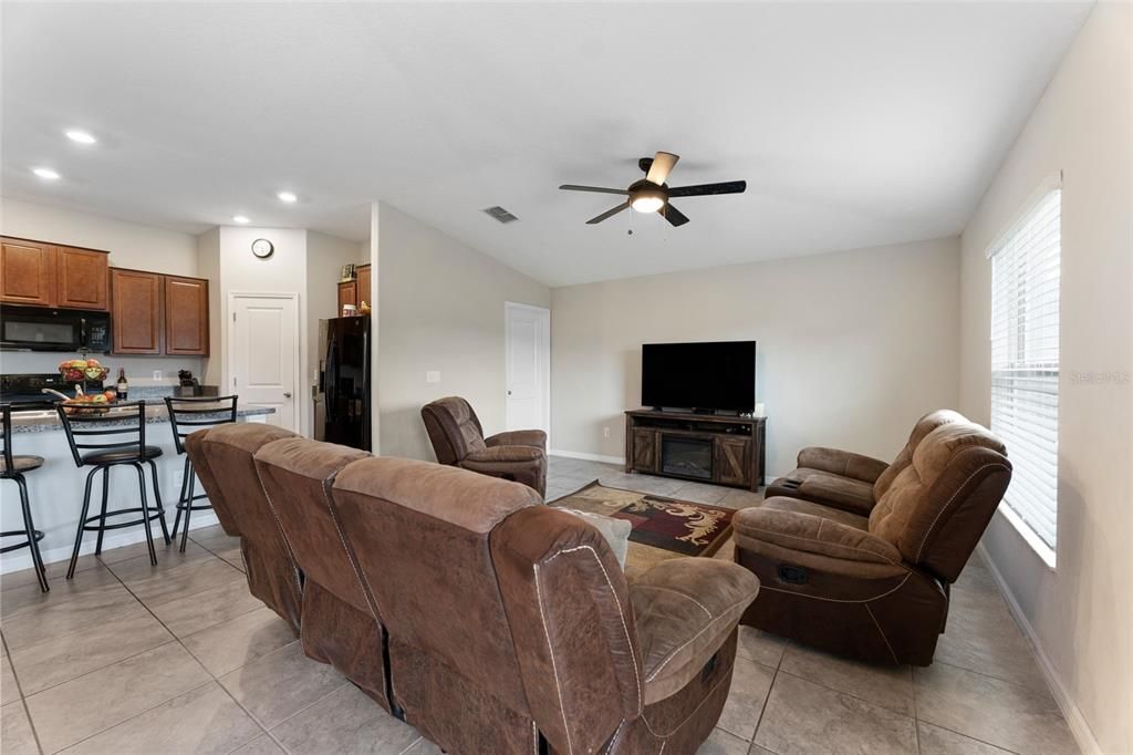 For Sale: $375,000 (3 beds, 2 baths, 1561 Square Feet)