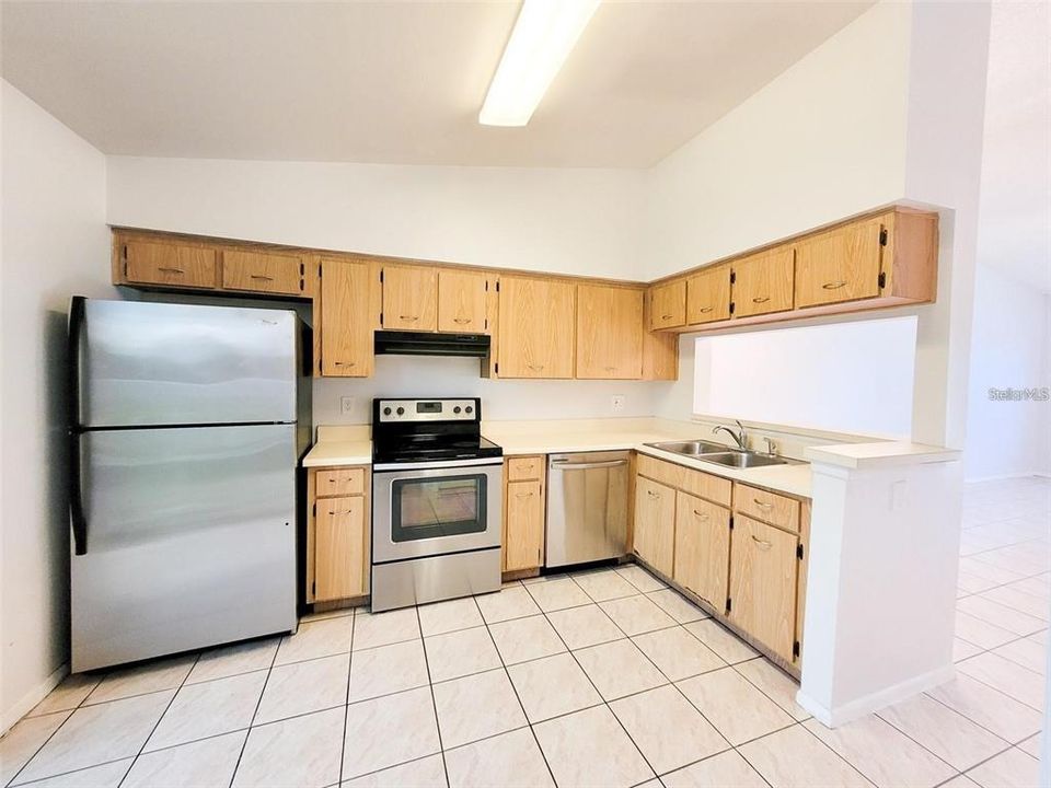 For Sale: $249,000 (2 beds, 2 baths, 864 Square Feet)