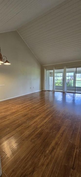 For Rent: $1,800 (2 beds, 2 baths, 965 Square Feet)