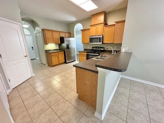 For Rent: $2,595 (4 beds, 2 baths, 1805 Square Feet)