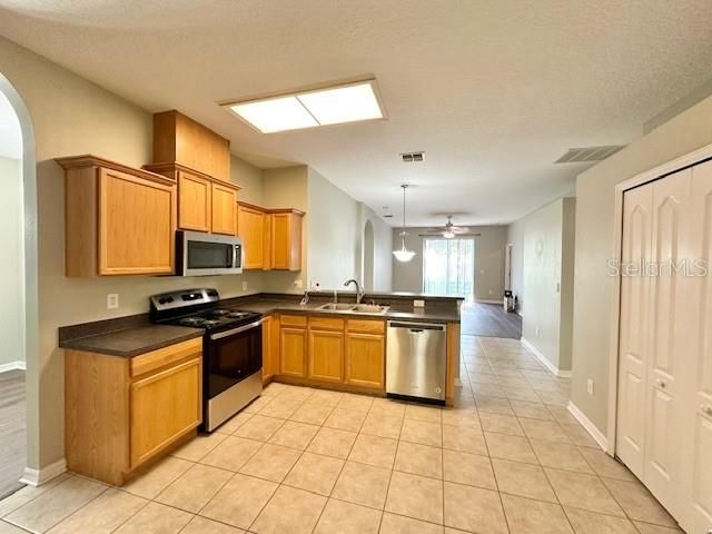 For Rent: $2,595 (4 beds, 2 baths, 1805 Square Feet)