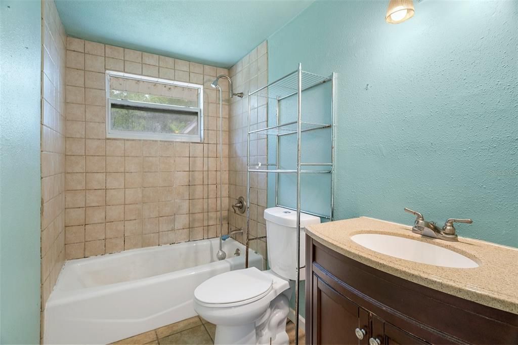 For Sale: $189,900 (2 beds, 1 baths, 988 Square Feet)