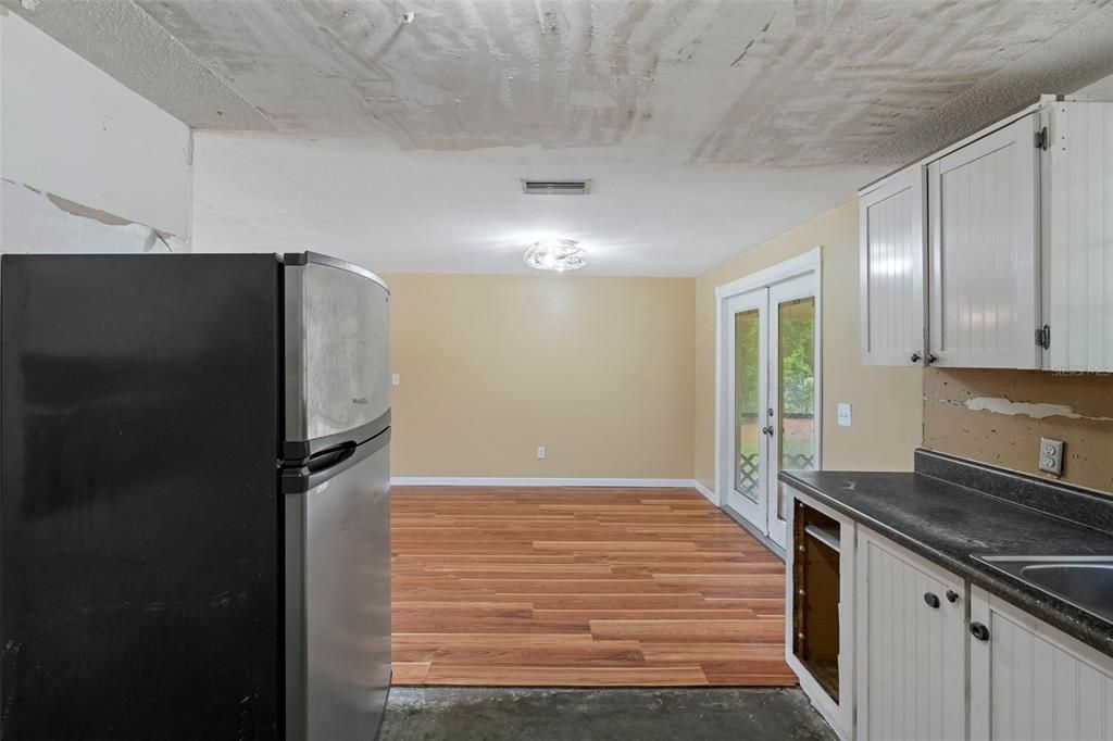 For Sale: $189,900 (2 beds, 1 baths, 988 Square Feet)