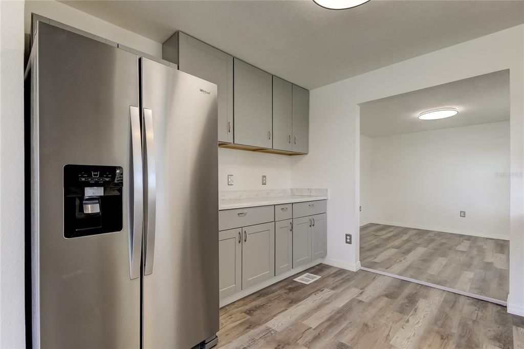 For Sale: $250,000 (2 beds, 1 baths, 864 Square Feet)