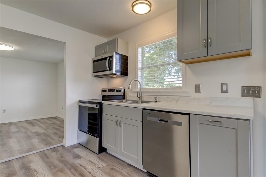 For Sale: $250,000 (2 beds, 1 baths, 864 Square Feet)