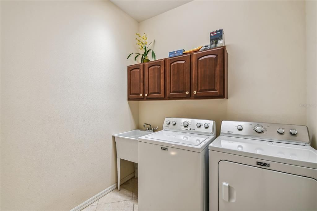 LAUNDRY ROOM W/UTILITY SINK